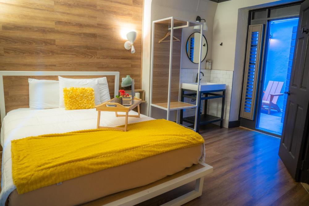 Deluxe Queen Room with Patio interior